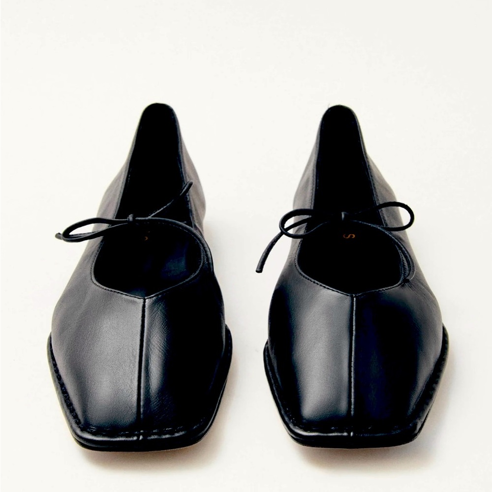 ALOHAS Black Square-Toe Leather Flats
